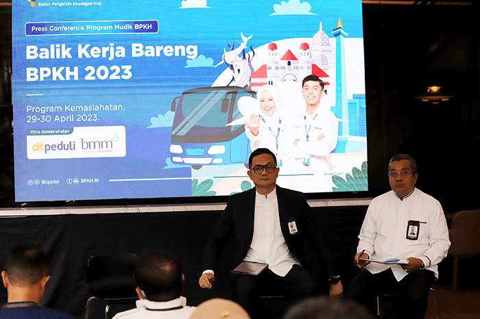Kepala BPKH Fadlul Imansyah (kiri) bersama Anggota BPKH Amri Yusuf (kanan) saat konferensi pers program Balik Kerja Bareng BPKH 2023 di Muamalat Tower.