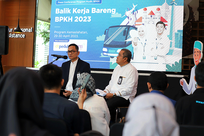 Kepala BPKH Fadlul Imansyah (kiri) bersama Anggota BPKH Amri Yusuf (kanan) saat konferensi pers program Balik Kerja Bareng BPKH 2023 di Muamalat Tower.