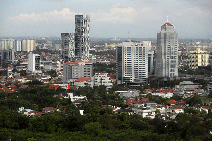 Deretan permukiman warga dan gedung bertingkat terlihat dari ketinggian di Jakarta, Senin (10/4/2023).