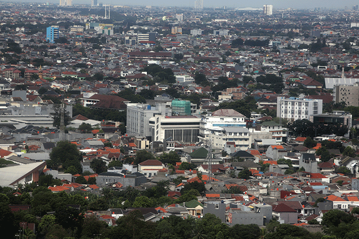 Deretan permukiman warga dan gedung bertingkat terlihat dari ketinggian di Jakarta, Senin (10/4/2023).