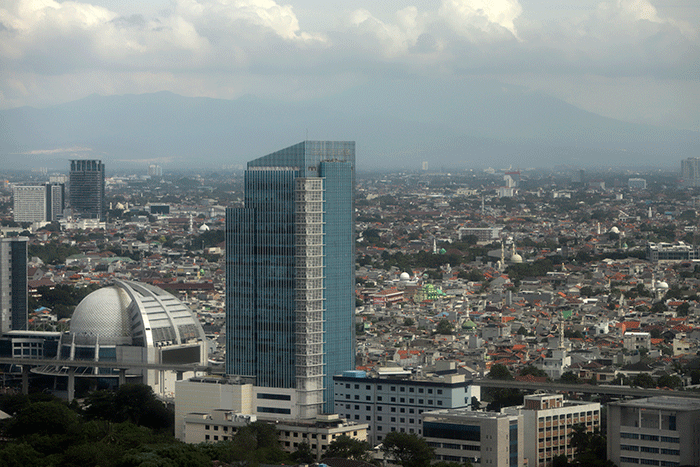 Deretan permukiman warga dan gedung bertingkat terlihat dari ketinggian di Jakarta, Senin (10/4/2023).