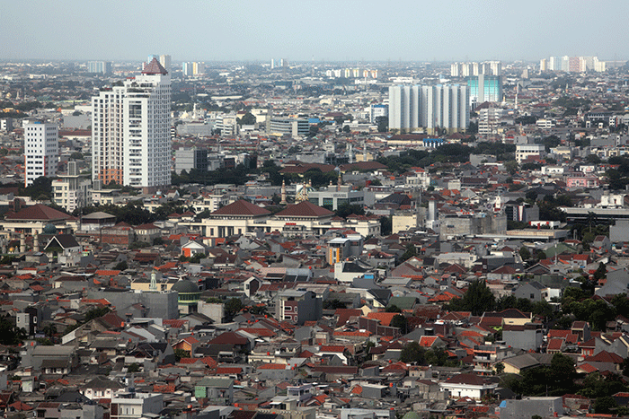 Deretan permukiman warga dan gedung bertingkat terlihat dari ketinggian di Jakarta, Senin (10/4/2023).