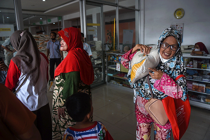 Setiap KPM akan mendapatkan bantuan pangan beras masing-masing sebanyak 10 Kg.