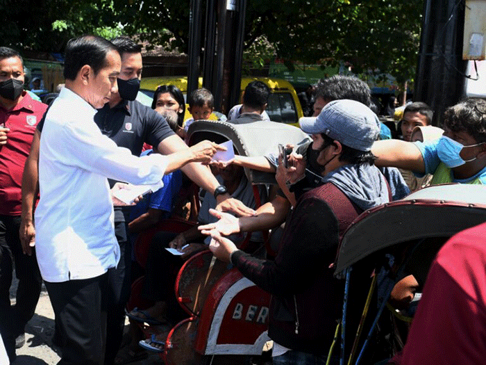 Akhir pekan di Kota Surakarta, Provinsi Jawa Tengah, Presiden Joko Widodo didampingi Iriana Joko Widodo mengunjungi sejumlah pasar, Minggu (9/4/2023).