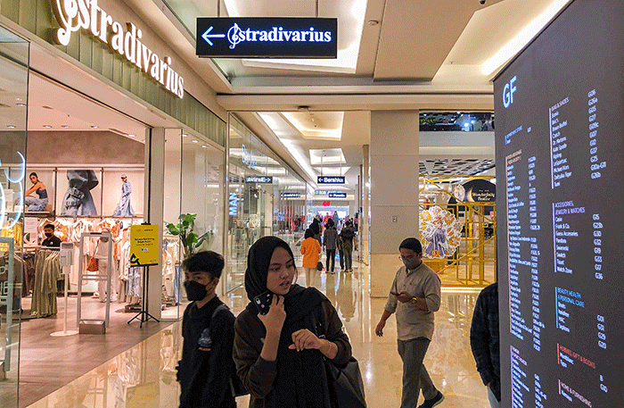 Sejumlah warga berkunjung ke salah satu pusat perbelanjaan di kawasan Jakarta Selatan, Selasa (11/4/2023).