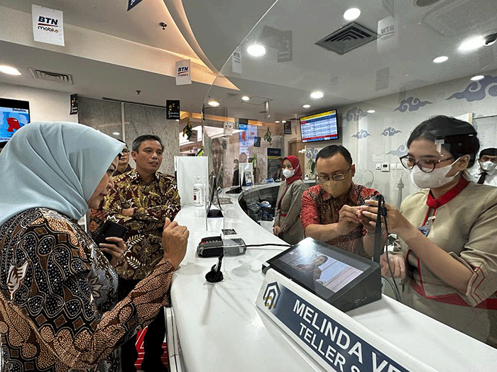 Direktur Utama PT Bank Tabungan Negara (Persero) Tbk, Nixon LP Napitupulu berbincang dengan salah satu Petugas Kantor Cabang Bank BTN Jakarta Kuningan.