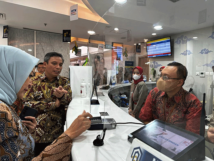 Direktur Utama PT Bank Tabungan Negara (Persero) Tbk, Nixon LP Napitupulu berbincang dengan salah satu Petugas Kantor Cabang Bank BTN Jakarta Kuningan.