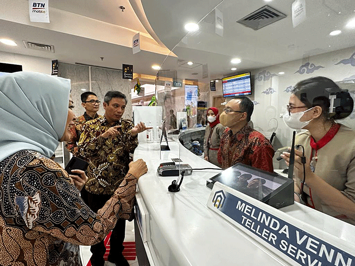 Direktur Utama PT Bank Tabungan Negara (Persero) Tbk, Nixon LP Napitupulu berbincang dengan salah satu Petugas Kantor Cabang Bank BTN Jakarta Kuningan.