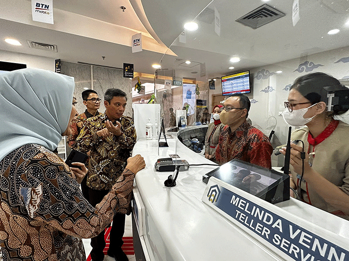 Direktur Utama PT Bank Tabungan Negara (Persero) Tbk, Nixon LP Napitupulu berbincang dengan salah satu Petugas Kantor Cabang Bank BTN Jakarta Kuningan.
