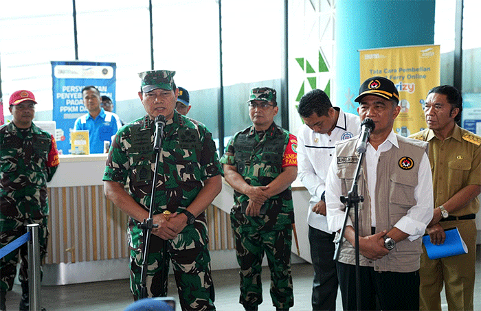 Panglima TNI Laksamana TNI Yudo Margono (kiri) saat memberikan keterangan pers di depan awak media di Mall Sosoro Dermaga Ekskutif Pelabuhan Merak.