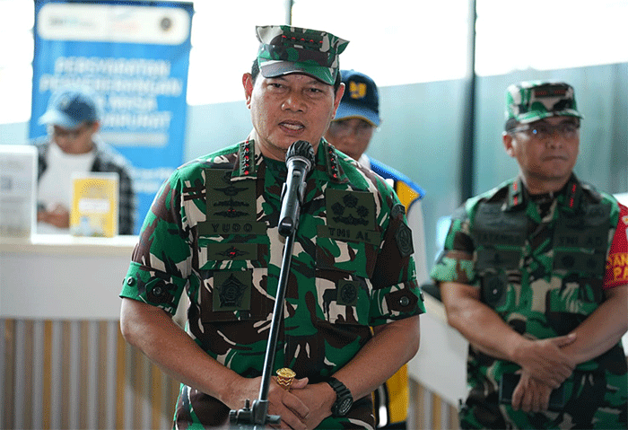 Panglima TNI Laksamana TNI Yudo Margono (kiri) saat memberikan keterangan pers di depan awak media di Mall Sosoro Dermaga Ekskutif Pelabuhan Merak.