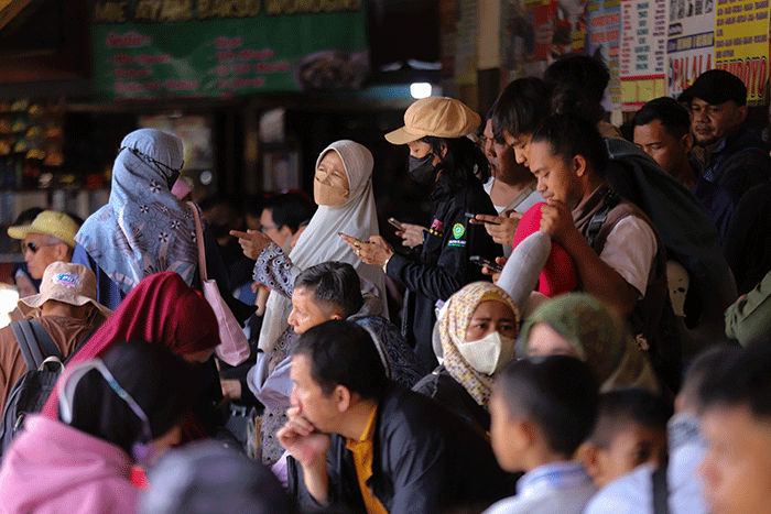 Penumpang menanti kedatangan bus yang akan membawa mereka menuju kampung halaman di Terminal Bayangan Pondok Pinang, Jakarta Selatan, Selasa (11/4/2023).