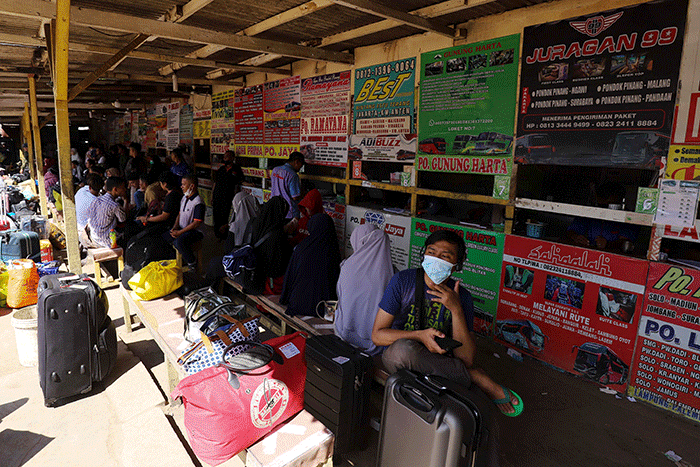 Penumpang menanti kedatangan bus yang akan membawa mereka menuju kampung halaman di Terminal Bayangan Pondok Pinang, Jakarta Selatan, Selasa (11/4/2023).