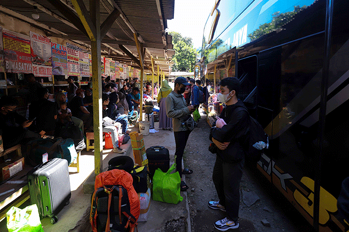 Penumpang menanti kedatangan bus yang akan membawa mereka menuju kampung halaman di Terminal Bayangan Pondok Pinang, Jakarta Selatan, Selasa (11/4/2023).