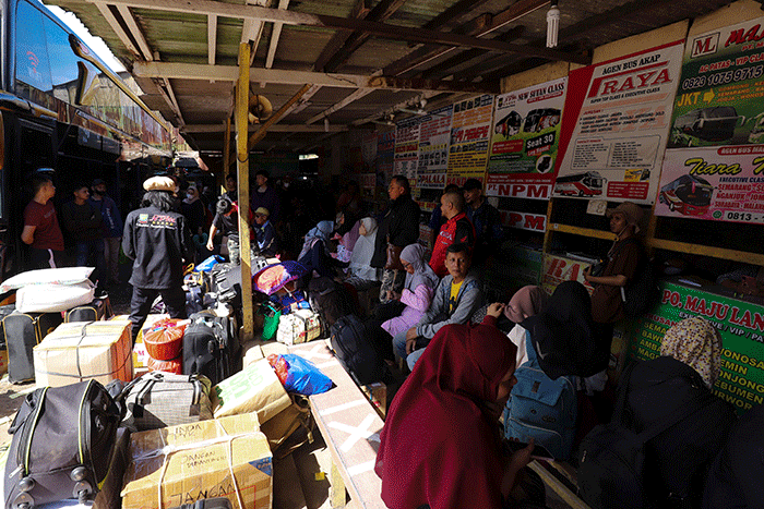 Penumpang menanti kedatangan bus yang akan membawa mereka menuju kampung halaman di Terminal Bayangan Pondok Pinang, Jakarta Selatan, Selasa (11/4/2023).