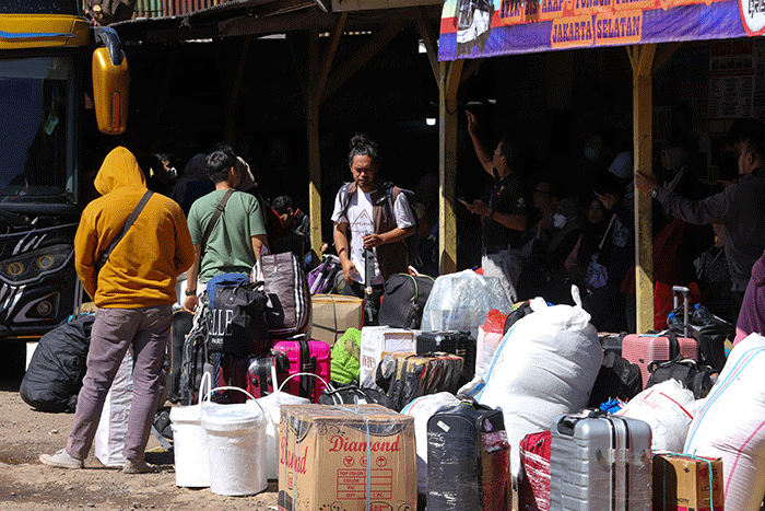 Penumpang menanti kedatangan bus yang akan membawa mereka menuju kampung halaman di Terminal Bayangan Pondok Pinang, Jakarta Selatan, Selasa (11/4/2023).