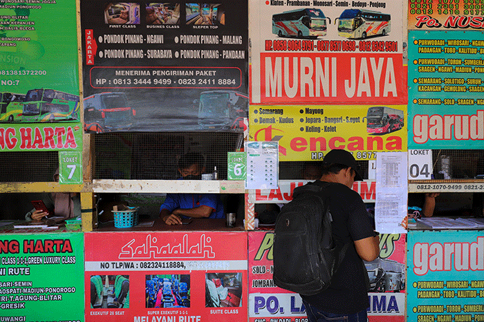 Penumpang menanti kedatangan bus yang akan membawa mereka menuju kampung halaman di Terminal Bayangan Pondok Pinang, Jakarta Selatan, Selasa (11/4/2023).