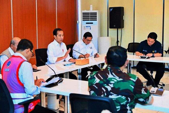 Presiden Joko Widodo memimpin rapat terbatas bersama sejumlah Menteri Kabinet Indonesia Maju guna membahas persiapan mudik Lebaran tahun 2023.