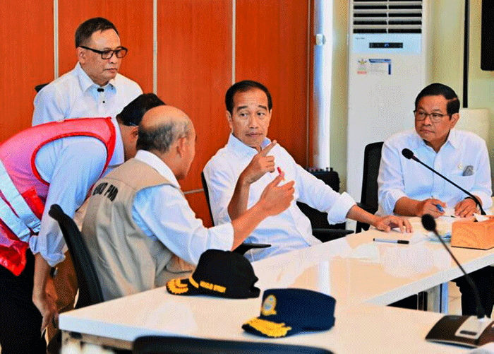 Presiden Joko Widodo memimpin rapat terbatas bersama sejumlah Menteri Kabinet Indonesia Maju guna membahas persiapan mudik Lebaran tahun 2023.