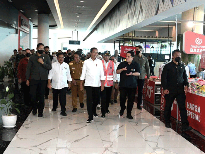 Presiden Joko Widodo memimpin rapat terbatas bersama sejumlah Menteri Kabinet Indonesia Maju guna membahas persiapan mudik Lebaran tahun 2023.