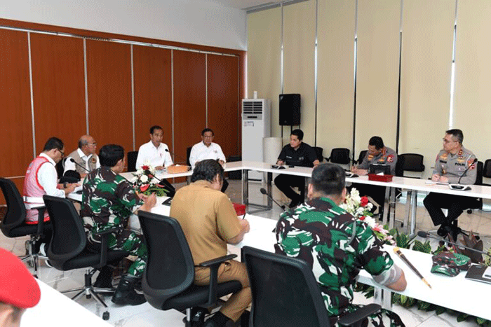 Presiden Joko Widodo memimpin rapat terbatas bersama sejumlah Menteri Kabinet Indonesia Maju guna membahas persiapan mudik Lebaran tahun 2023.