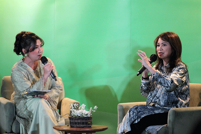 Direktur Corporate Affairs Tokopedia Nuraini Razak (kanan) saat menghadiri diskusi Tren Belanja Online Ramadan 2023 di Jakarta, Senin (10/4/2023).
