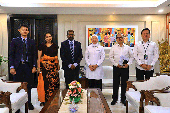 Menteri Ketenagakerjaan Ida Fauziyah menerima kunjungan Duta Besar Republik Sosialis Demokratik Sri Lanka untuk Indonesia, Jayanath Siri Kumara Colombage.