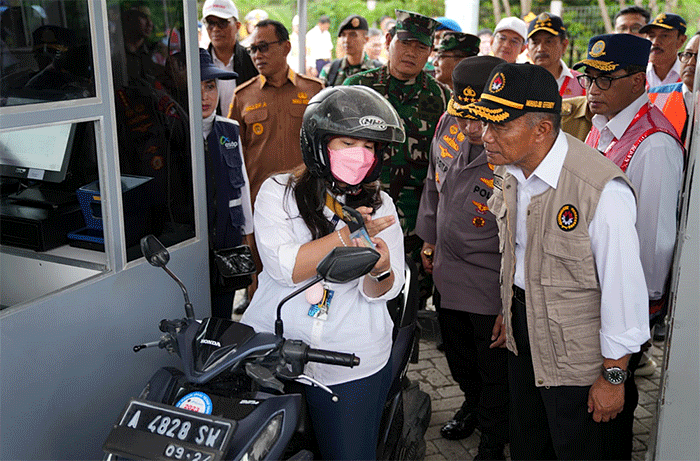Panglima TNI dan rombongan juga berkesempatan melihat dan menaiki salah satu kapal yang akan digunakan pada arus mudik lebaran tersebut.