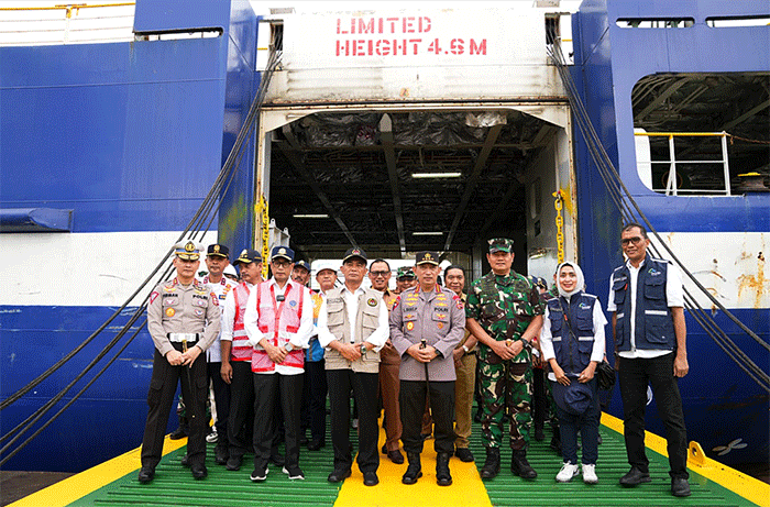 Panglima TNI dan rombongan juga berkesempatan melihat dan menaiki salah satu kapal yang akan digunakan pada arus mudik lebaran tersebut.