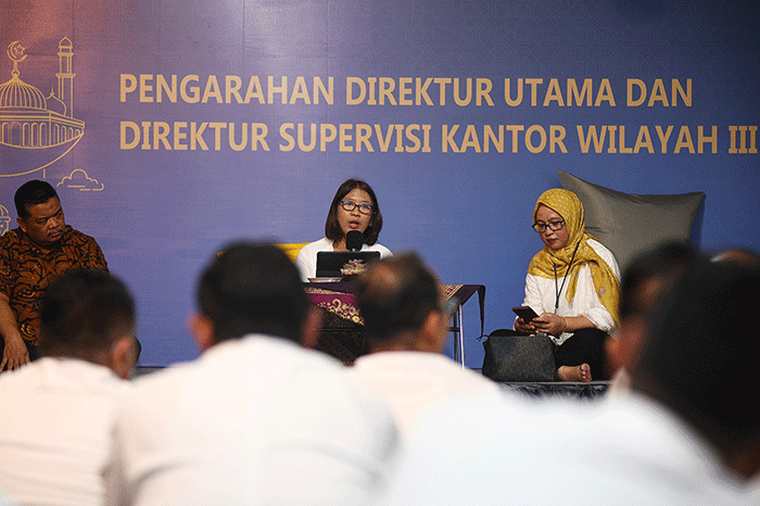 Direktur Assets Management Bank BTN Elisabeth Novie Riswanti menyampaikan presentasi kepada para karyawan Kantor Wilayah 3 Bank BTN.