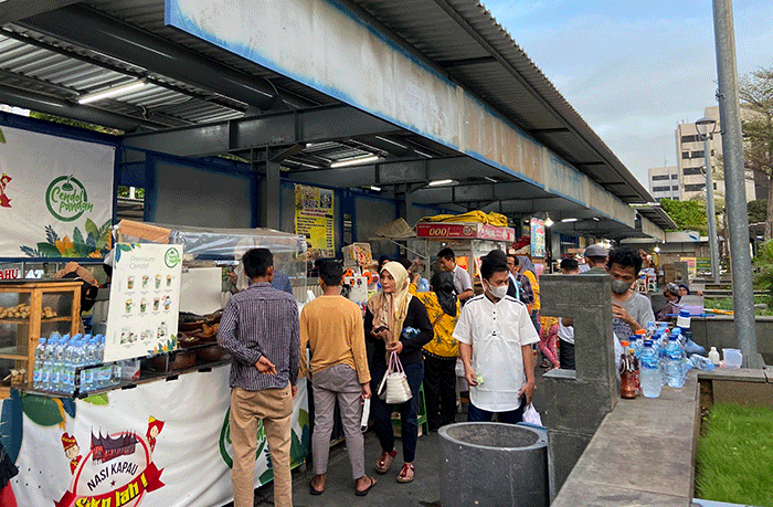 Pengunjung menikmati menu takjil di Gema Ramadan BSI 1444 H di Masjid Istiqlal, Jakarta, Selasa (11/4/2023).