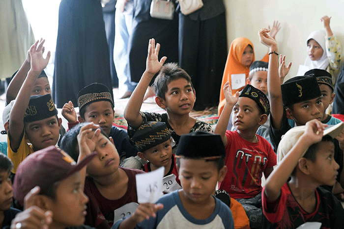 Isbanban Foundation pada acara ngabuburit dan buka puasa bersama di SD Negeri Cimoyan, Serang, Banten, Senin (10/4/2023).
