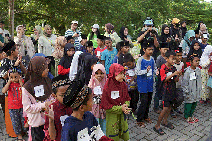 Isbanban Foundation pada acara ngabuburit dan buka puasa bersama di SD Negeri Cimoyan, Serang, Banten, Senin (10/4/2023).