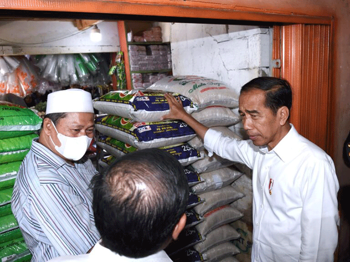 Presiden Joko Widodo mengunjungi Pasar Kelapa, Kota Cilegon, dalam kunjungan kerjanya ke Provinsi Banten, Selasa (11/4/2023).