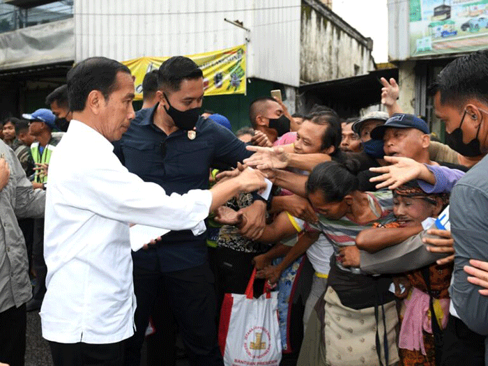 Presiden Joko Widodo kembali melakukan pengecekan harga bahan-bahan pokok di pasar Legi, Kota Surakarta, Jawa Tengah, Senin (10/4/2023).