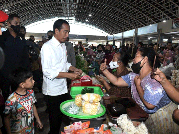 Presiden Joko Widodo kembali melakukan pengecekan harga bahan-bahan pokok di pasar Legi, Kota Surakarta, Jawa Tengah, Senin (10/4/2023).