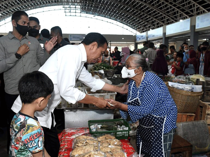 Presiden Joko Widodo kembali melakukan pengecekan harga bahan-bahan pokok di pasar Legi, Kota Surakarta, Jawa Tengah, Senin (10/4/2023).