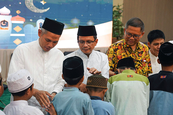 Komisaris Utama SIG, Rudiantara (kanan), Direktur Utama SIG, Donny Arsal (tengah) saat acara Safari Ramadan SIG, di Pabrik Tuban, Jawa Timur.
