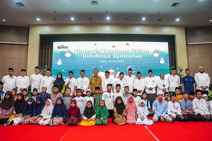Komisaris Utama SIG, Rudiantara (kanan), Direktur Utama SIG, Donny Arsal (tengah) saat acara Safari Ramadan SIG, di Pabrik Tuban, Jawa Timur.