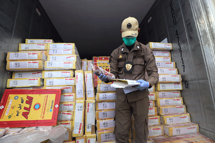 Direktur Utama Perum BULOG Budi Waseso menunjukkan daging beku impor dari India di New Priok Container Terminal One (NPCT1), Tanjung Priok.