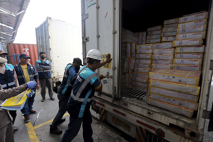 Direktur Utama Perum BULOG Budi Waseso menunjukkan daging beku impor dari India di New Priok Container Terminal One (NPCT1), Tanjung Priok.