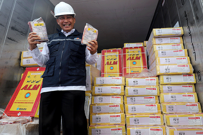 Direktur Utama Perum BULOG Budi Waseso menunjukkan daging beku impor dari India di New Priok Container Terminal One (NPCT1), Tanjung Priok.