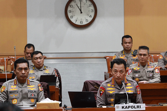 Kapolri Jenderal Pol Listyo Sigit Prabowo mengikuti rapat kerja dengan Komisi III DPR di kompleks Parlemen, Senayan, Jakarta, Rabu (12/4/2023).