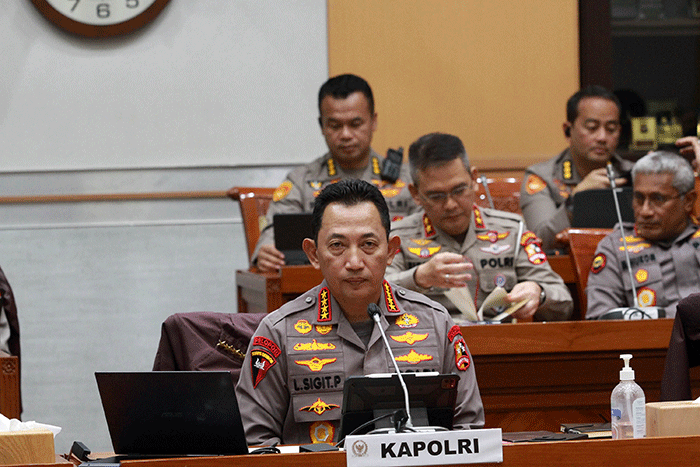 Kapolri Jenderal Pol Listyo Sigit Prabowo mengikuti rapat kerja dengan Komisi III DPR di kompleks Parlemen, Senayan, Jakarta, Rabu (12/4/2023).