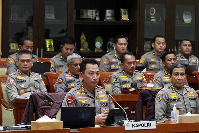 Kapolri Jenderal Pol Listyo Sigit Prabowo mengikuti rapat kerja dengan Komisi III DPR di kompleks Parlemen, Senayan, Jakarta, Rabu (12/4/2023).