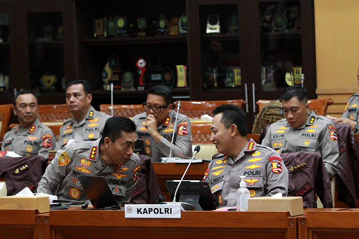 Kapolri Jenderal Pol Listyo Sigit Prabowo mengikuti rapat kerja dengan Komisi III DPR di kompleks Parlemen, Senayan, Jakarta, Rabu (12/4/2023).