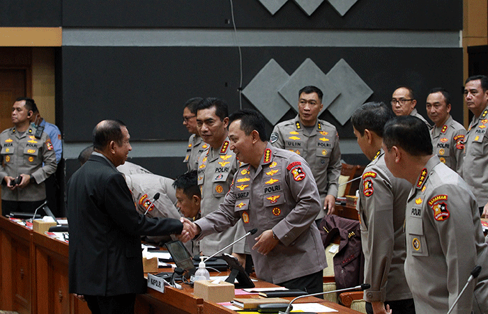 Kapolri Jenderal Pol Listyo Sigit Prabowo mengikuti rapat kerja dengan Komisi III DPR di kompleks Parlemen, Senayan, Jakarta, Rabu (12/4/2023).