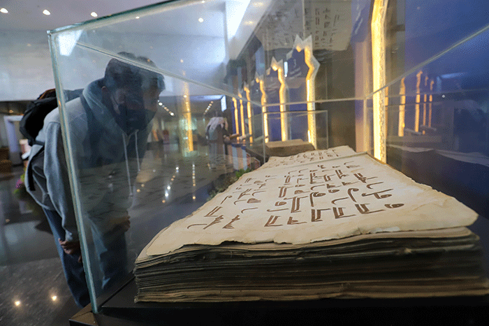 Pengunjung melihat pameran mushaf Al-Qur'an di Kantor Kementerian Agama, Thamrin, Jakarta Pusat, Selasa (11/4/2023).