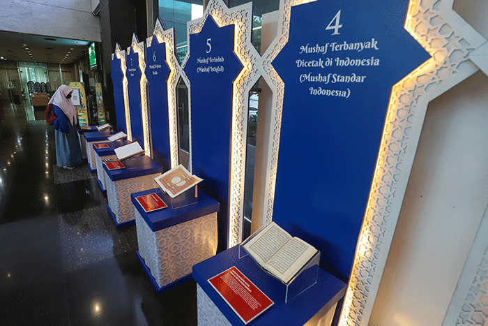 Pengunjung melihat pameran mushaf Al-Qur'an di Kantor Kementerian Agama, Thamrin, Jakarta Pusat, Selasa (11/4/2023).