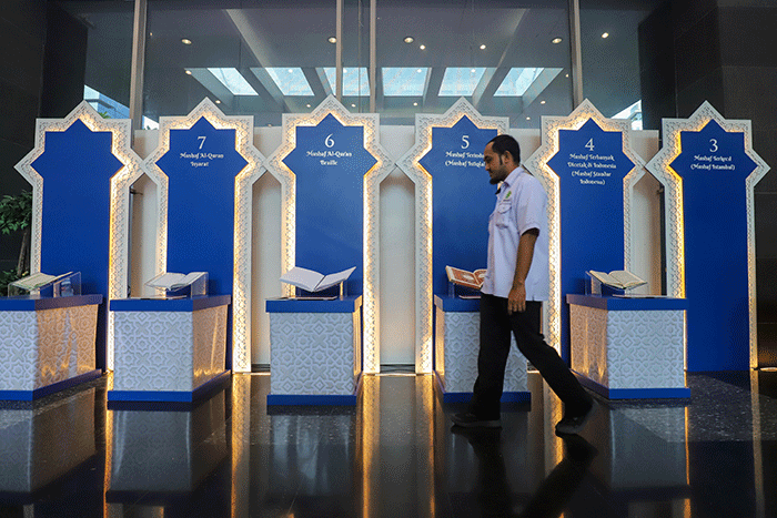 Pengunjung melihat pameran mushaf Al-Qur'an di Kantor Kementerian Agama, Thamrin, Jakarta Pusat, Selasa (11/4/2023).